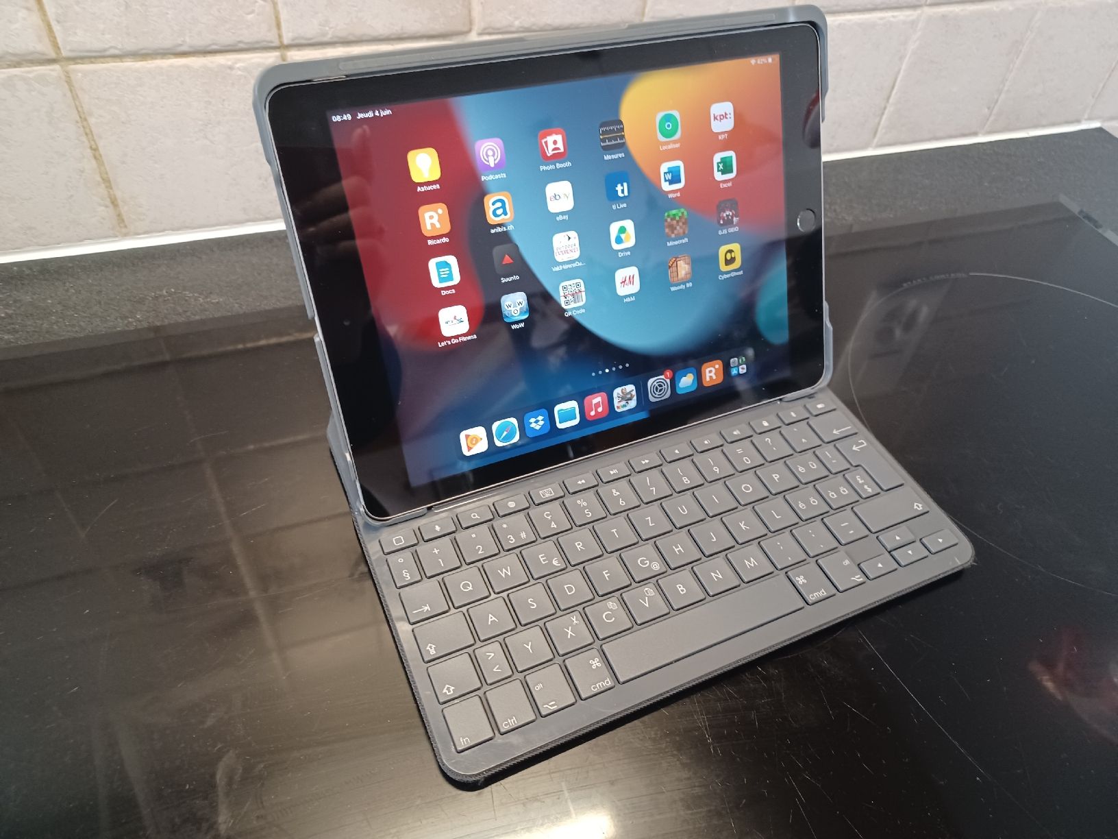 Apple Tablet PC: ipad 5 A1822 avec clavier slim folio logitech – Usato da Servion venduto da josephine22