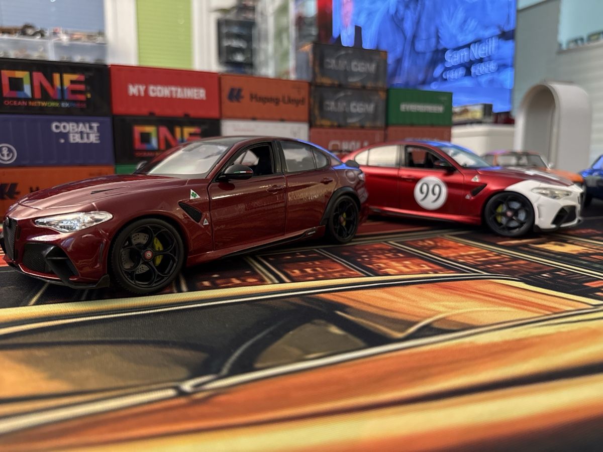 Alfa Romeo Modellautos: Alfa Romeo Giulia  Weinrot  – Neu und originalverpackt aus Basel von Zomeg 6