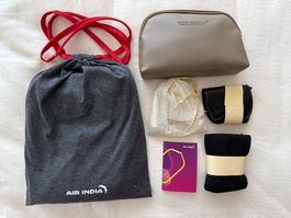 Pyjama und Kulturbeutel aus der Business Class von Air India