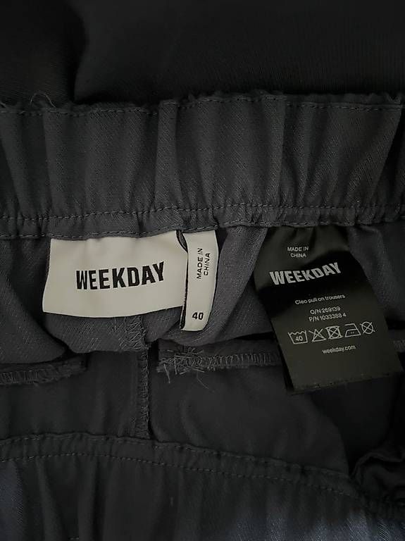 Pantaloni: Blaue Stoffhose Gr. 40 weekday – Usato da Zürich venduto da Imaime 2