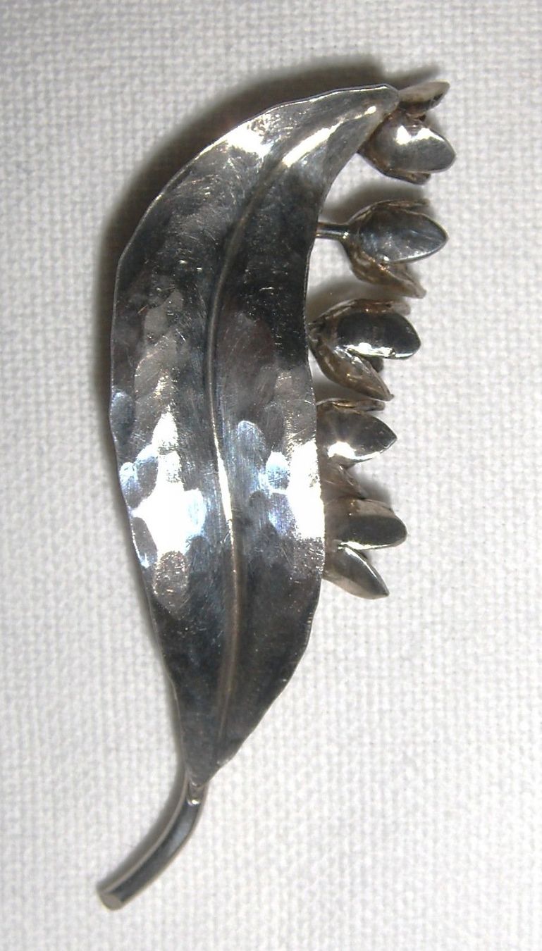Broches & Aiguilles: Alte Silberbrosche Blatt mit Blüten – D'occasion à Dübendorf par alracfo