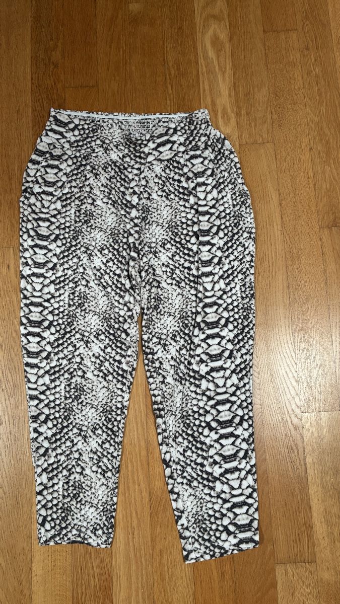 Lascana Leggings: Lascana Hose mit Schlangenprint Grösse 42 – Gebraucht aus Reinach BL von santrian