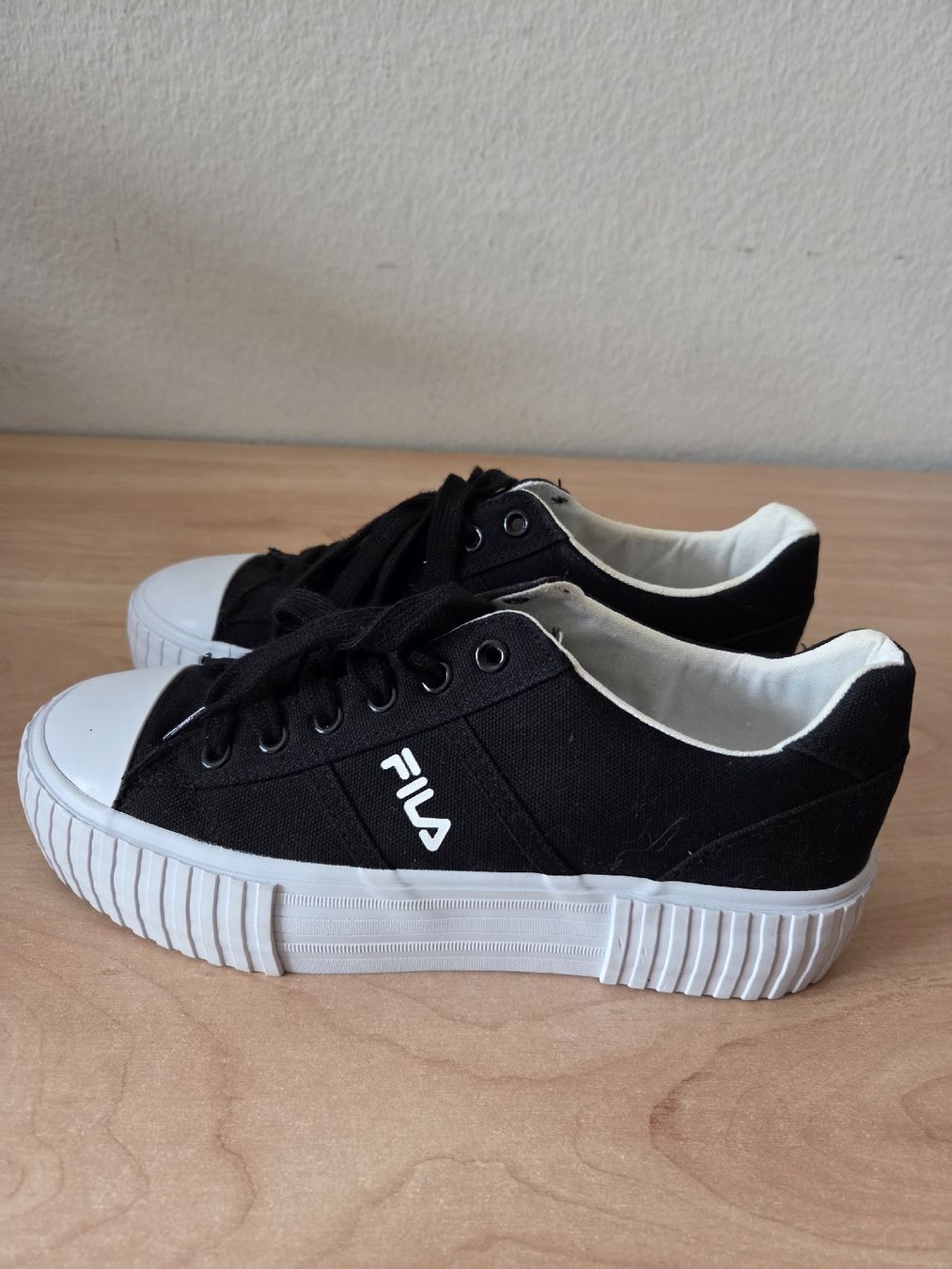 Fila Scarpe da donna: Fila Pointer Classic Damen Sneaker Gr.39 Schwarz  – Usato da Winterthur venduto da katzen07 2