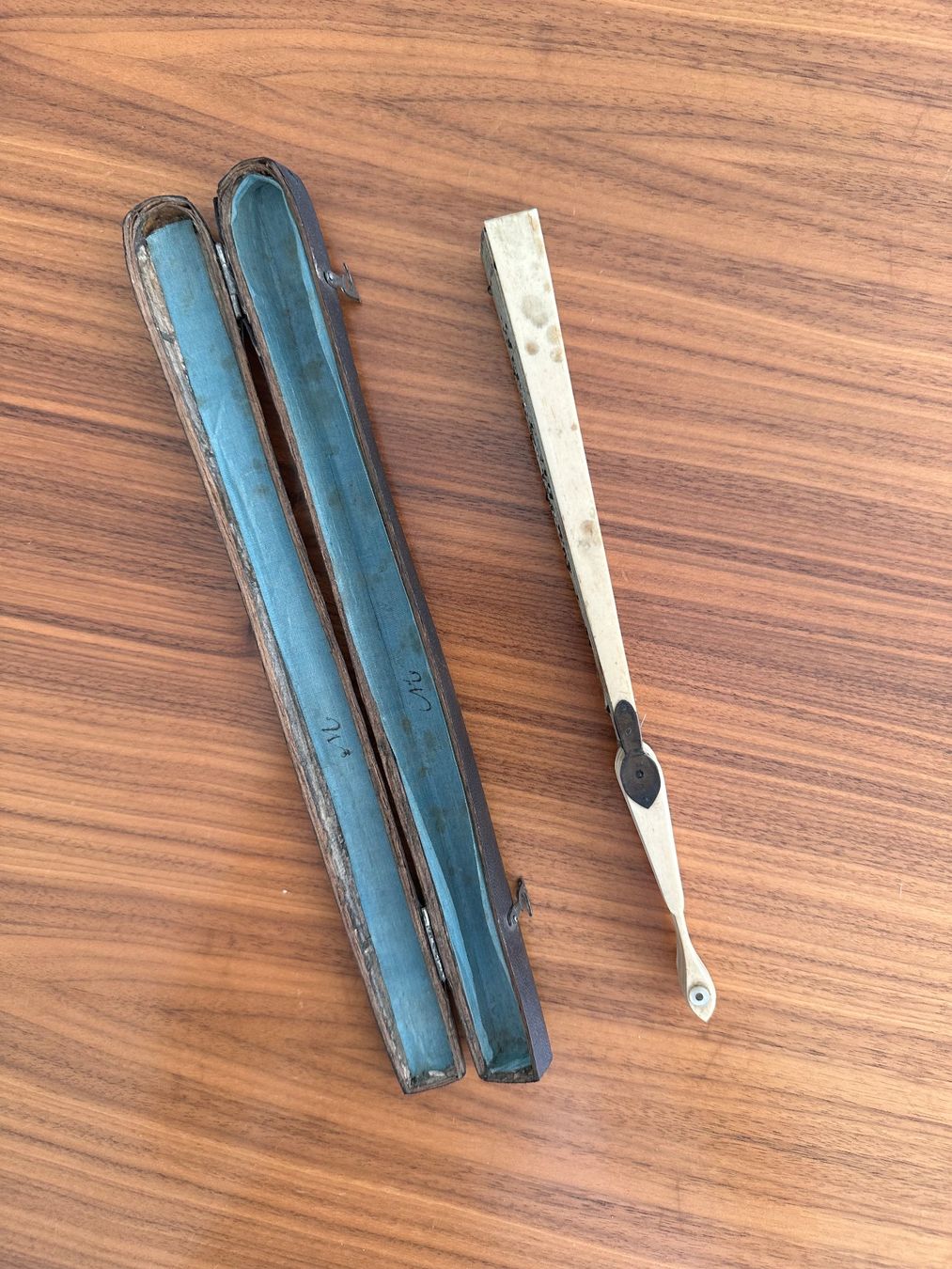 Tutte le decorazioni: Antiker Fächer mit Pailletten & passendem Etui – Usato da Basel venduto da Pulcinella34 2