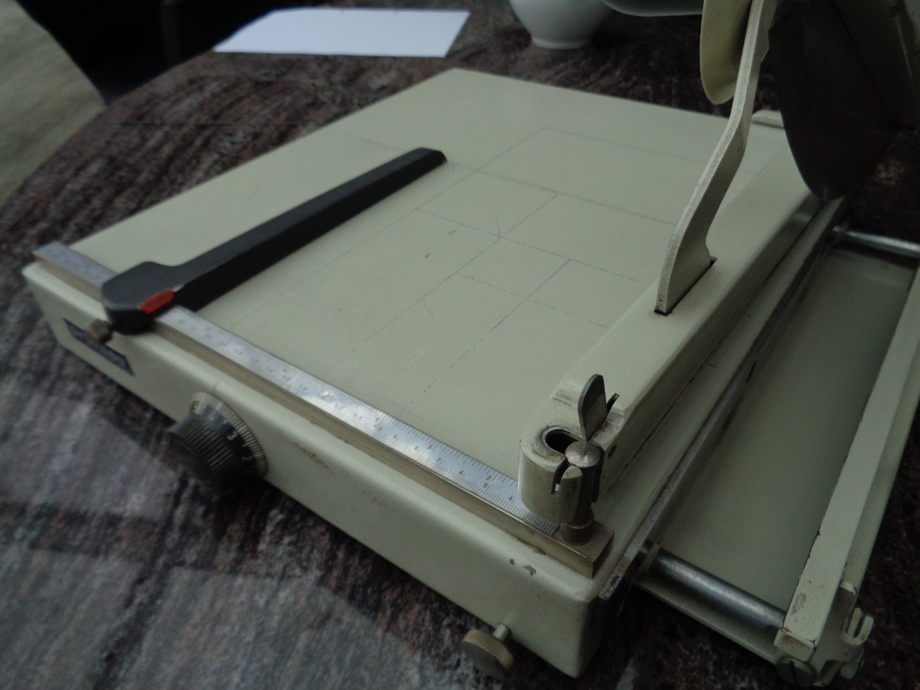 Alle Maschinen: Papier-Schneidemaschine – Gebraucht aus Mittelhäusern von  3