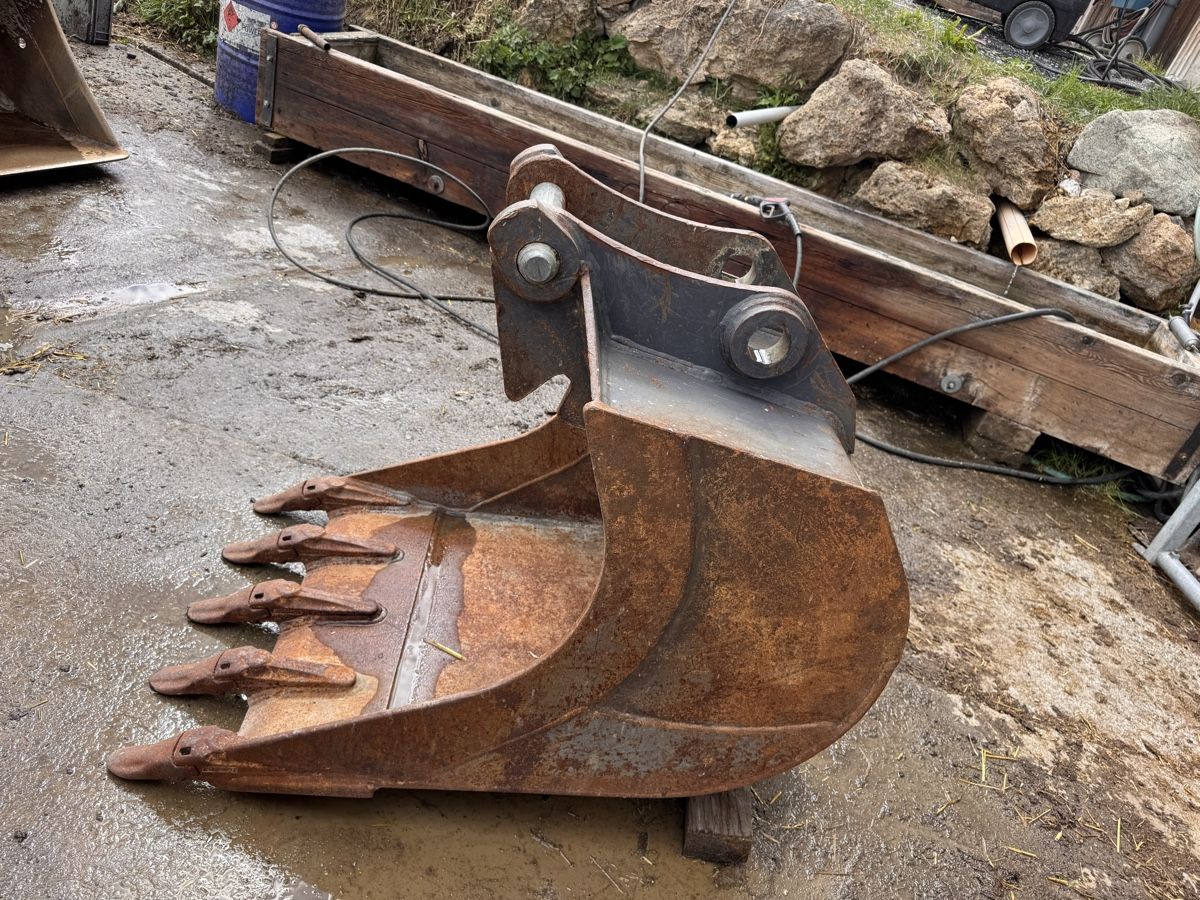 Menzi Muck Bagger: Baggerlöffel Menzi Muck – Gebraucht aus Stierva von Gl.farrer 2