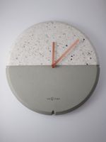 Conrazzo Uhr Wanduhr Grau Stein Zement