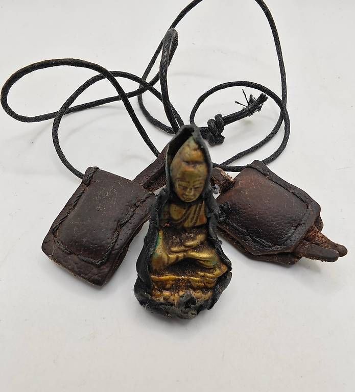 Ciondoli: Buddha Amulett \ Bhumisparsha Mudra – Usato da Basel venduto da Shankar 4