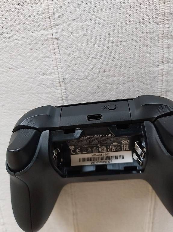 Microsoft Console: Microsoft Xbox Wireless Controller - Carbon Black – Usato da Schwaderloch venduto da bademeister79 2