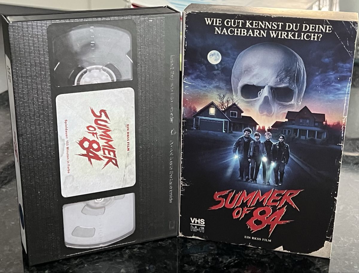 Tutti i DVDs: Summer of 84 VHS Edition – Nuovo (secondo la descrizione) da Buckten venduto da Dominoluna 2