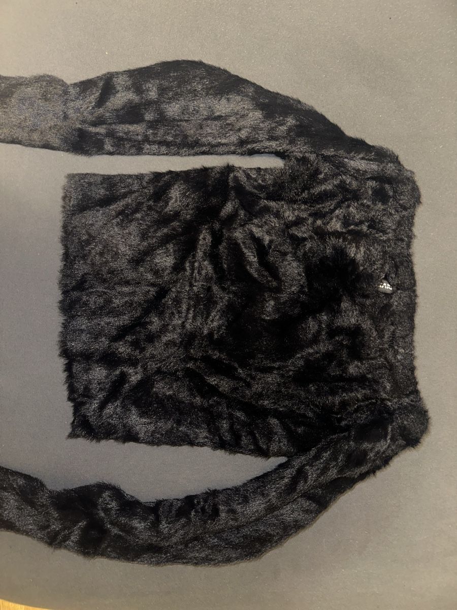 H&M Top: Schwarzer Kunstpelz Top – Usato da Neuenegg venduto da kar_smg9 1