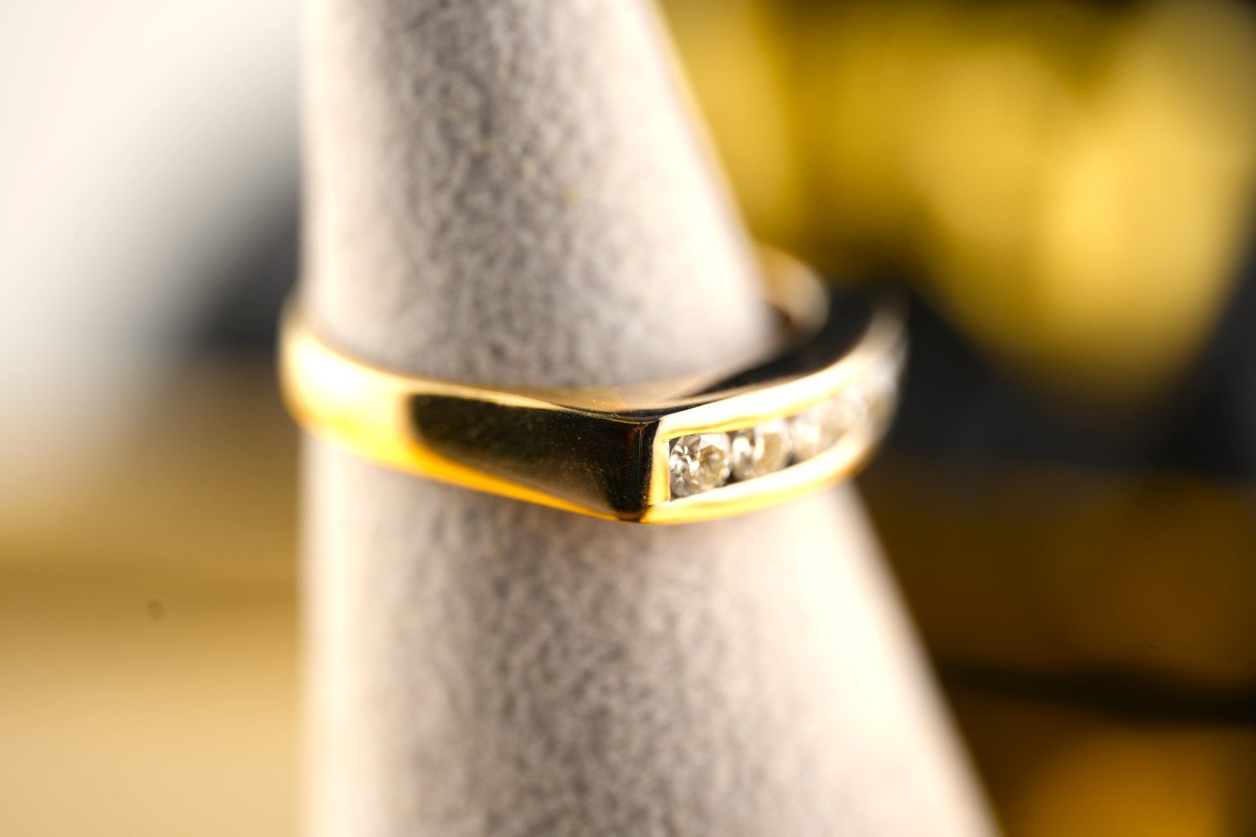 Ringe: Goldring 18K mit 6 Diamanten – Gebraucht aus Basel von Vip24 1