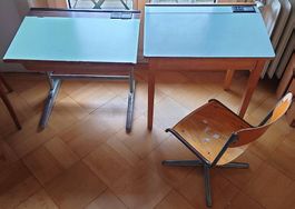 Un petit bureau d'écolier. 