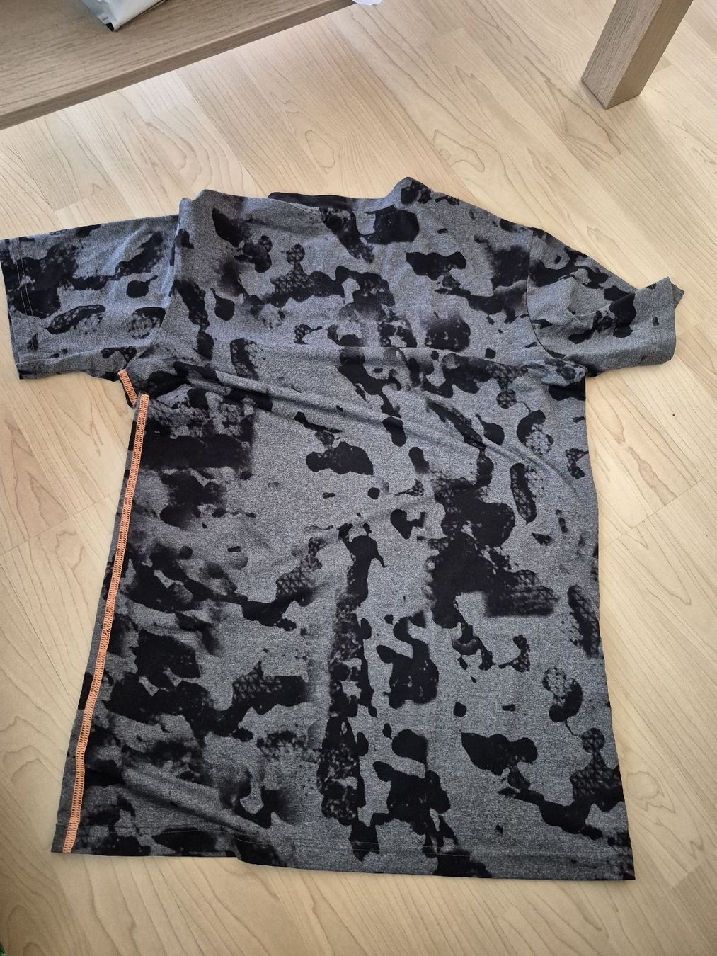 Hemden, T-Shirts & Polos: Sportshirt   Grau-Schwarz Grösse 164 – Gebraucht aus Oberweningen von Bumblebee2 1
