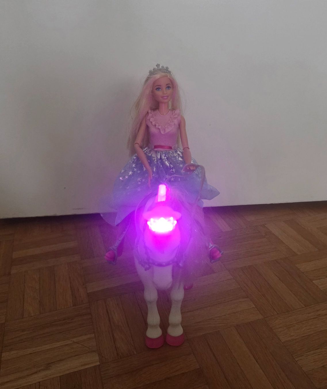 Puppen: Barbie Puppe mit Einhorn Lichteffekt – Gebraucht aus Rudolfstetten von anjam81 2