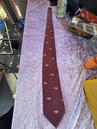 Krawatte Highlander bordeaux mit Pferdemotiv neuwertig