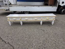 Sideboard mit 3 Schubladen und Löwenkopf-Applikationen