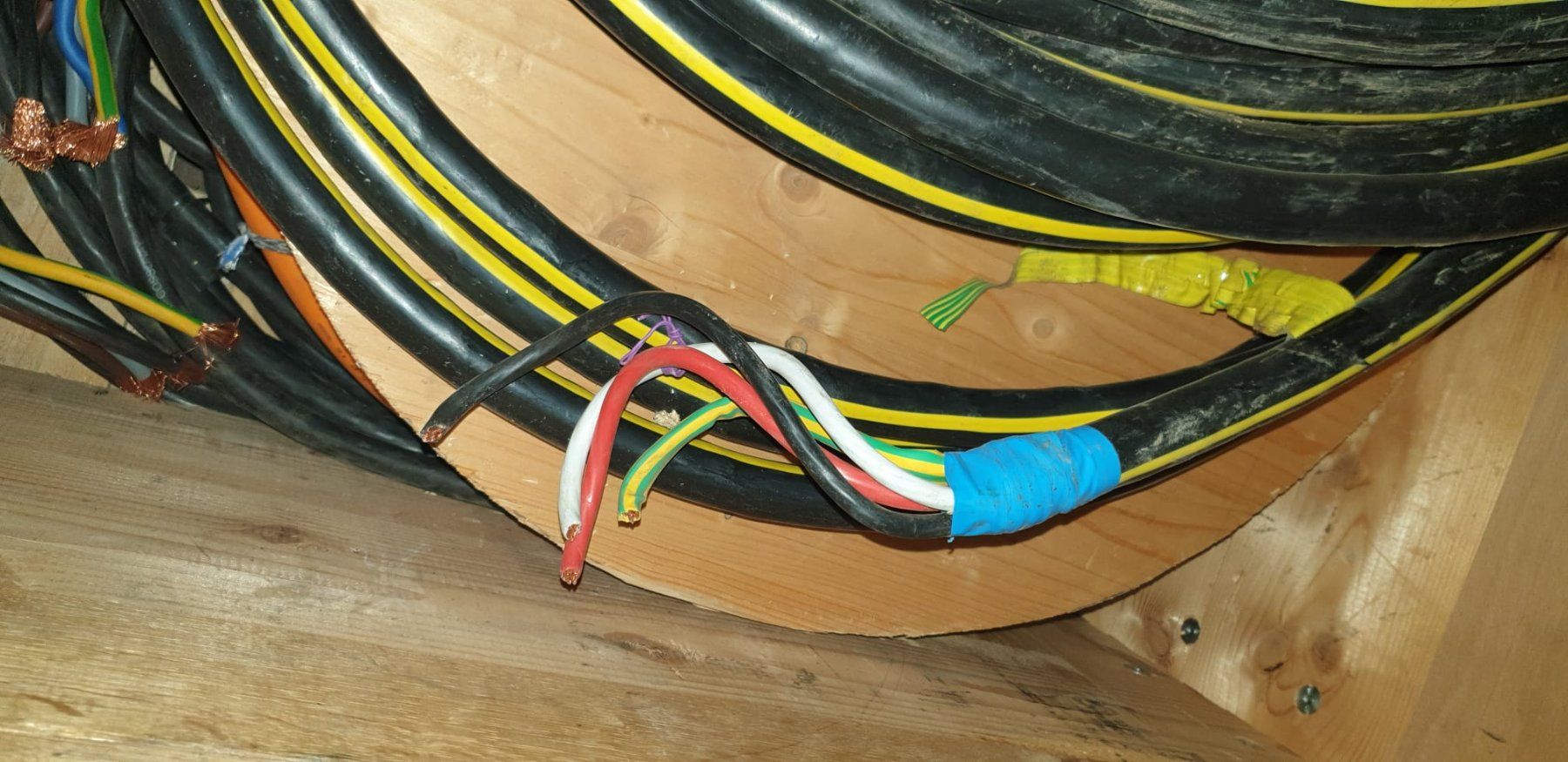 Câbles: Câble / Kabel GKN 3 x 25 – D'occasion à Riaz par dpom 1