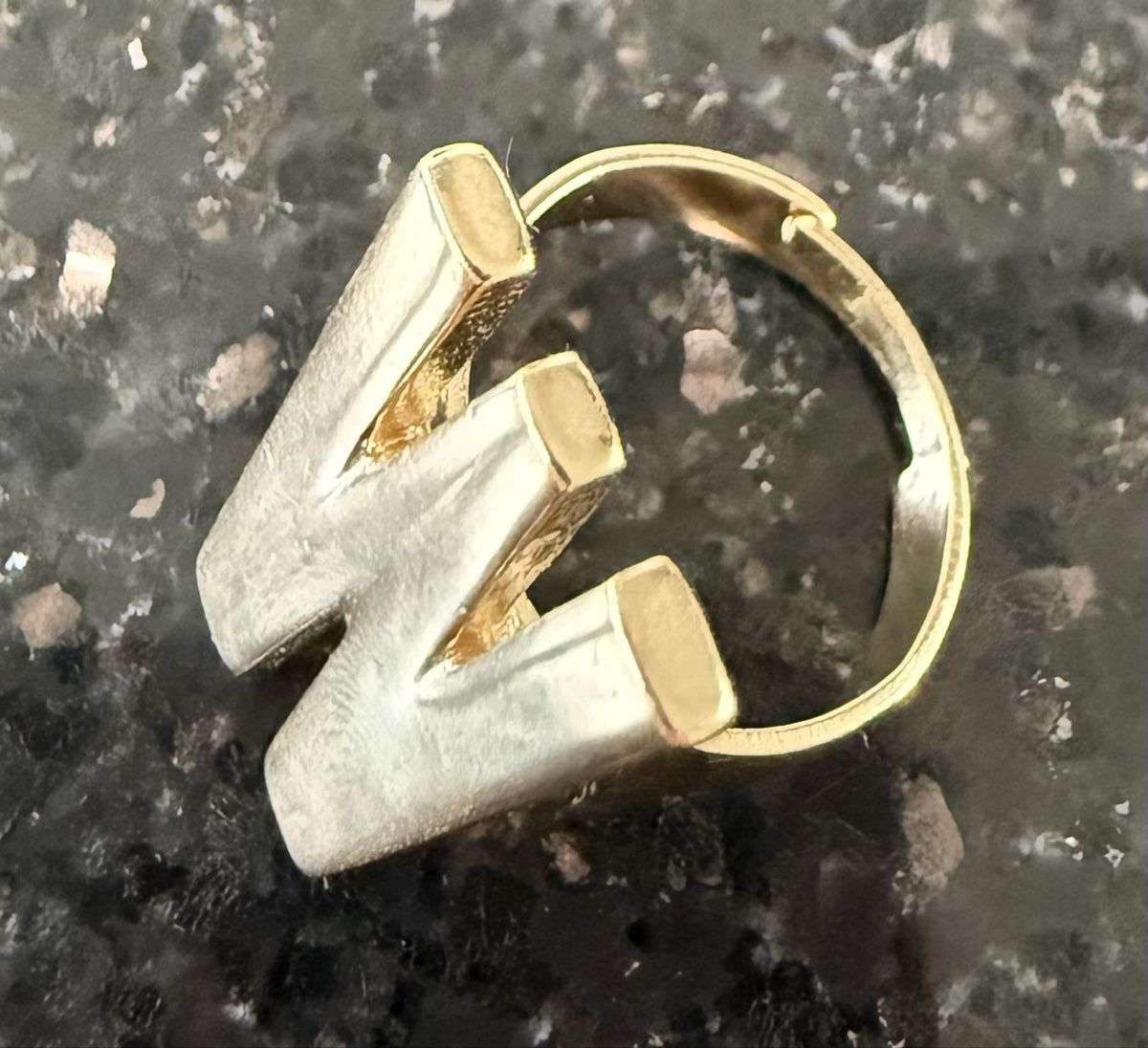 Anelli: Neuer goldfarbener Statement Ring im trendigen Design. – Nuovo (secondo la descrizione) da Lyss venduto da Sibella56 3