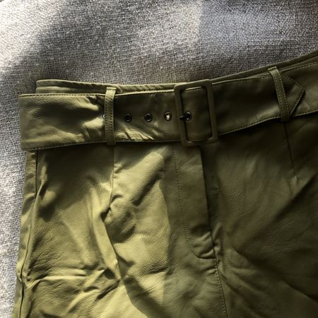 Khakifarbener Minirock in Lederoptik