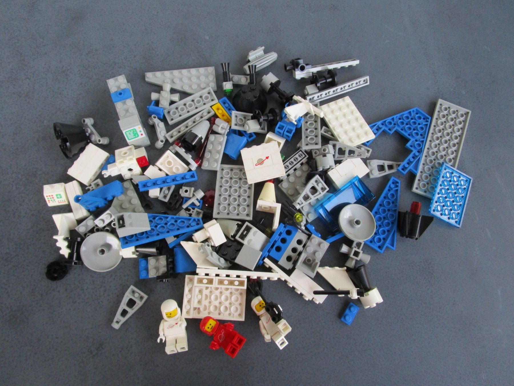 Lego Kit di costruzioni: LEGO Mond / Space Sets mit 4x Platten – Usato da Rapperswil SG venduto da Ralphy