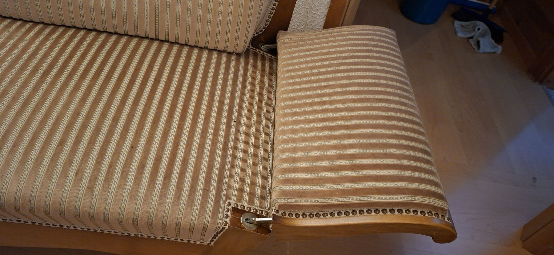 Divani: Antikes Sofa mit Stoffbezug und Holzrahmen – Usato da Buochs venduto da buochser6 2