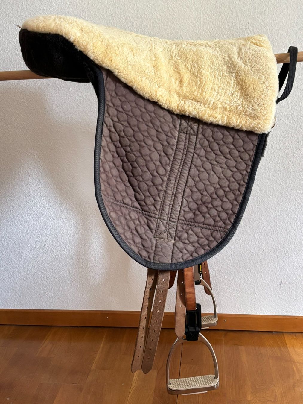 Christ Selles, accessoires: Fellsattel Christ Basic plus, Sattelgurt, Steigbügel – D'occasion à Zürich par BernhardL01 2