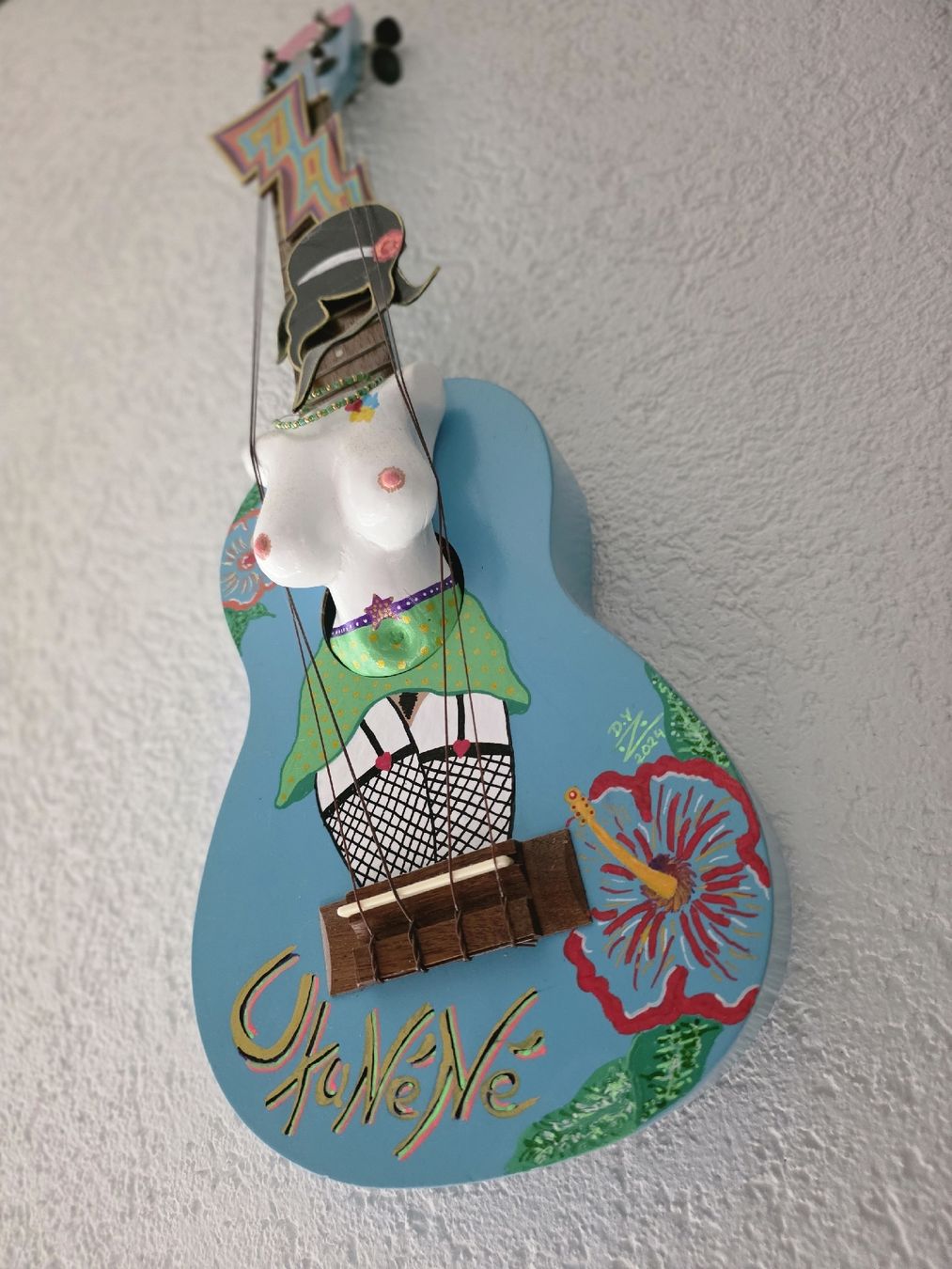 Tutte le decorazioni: Œuvre d art Yukulele "YukuNeNe"  UNIQUE – Nuovo (secondo la descrizione) da Lavigny venduto da dyerly78 1