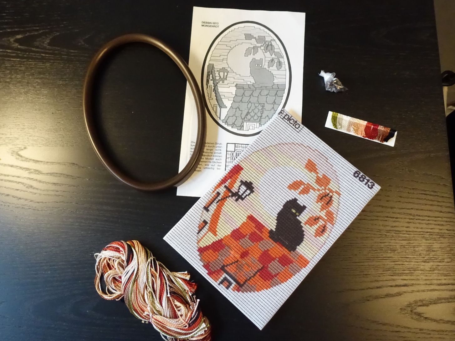 Kit bricolage: Stickset / Stickbild mit Katze auf dem Dach – Nuovo e nell'imballaggio originale da Russikon venduto da Eulenfeder