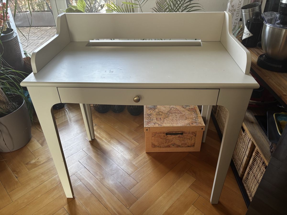 Ikea Scrivanie: Bureau Ikea shabby chic beige Desk – Usato da Lausanne venduto da giu_f5br