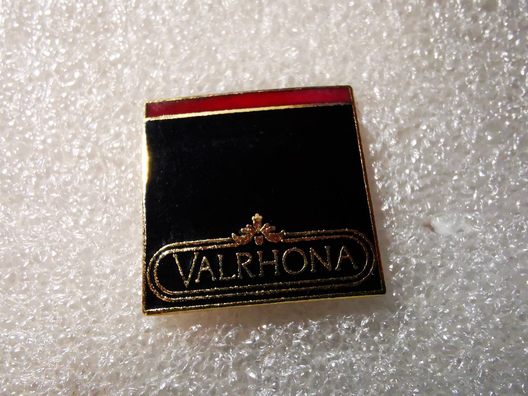 Placchette & Badge: Ansteckpin 4: Valrhona – Usato da Oppligen venduto da Pin-Fall-Shop