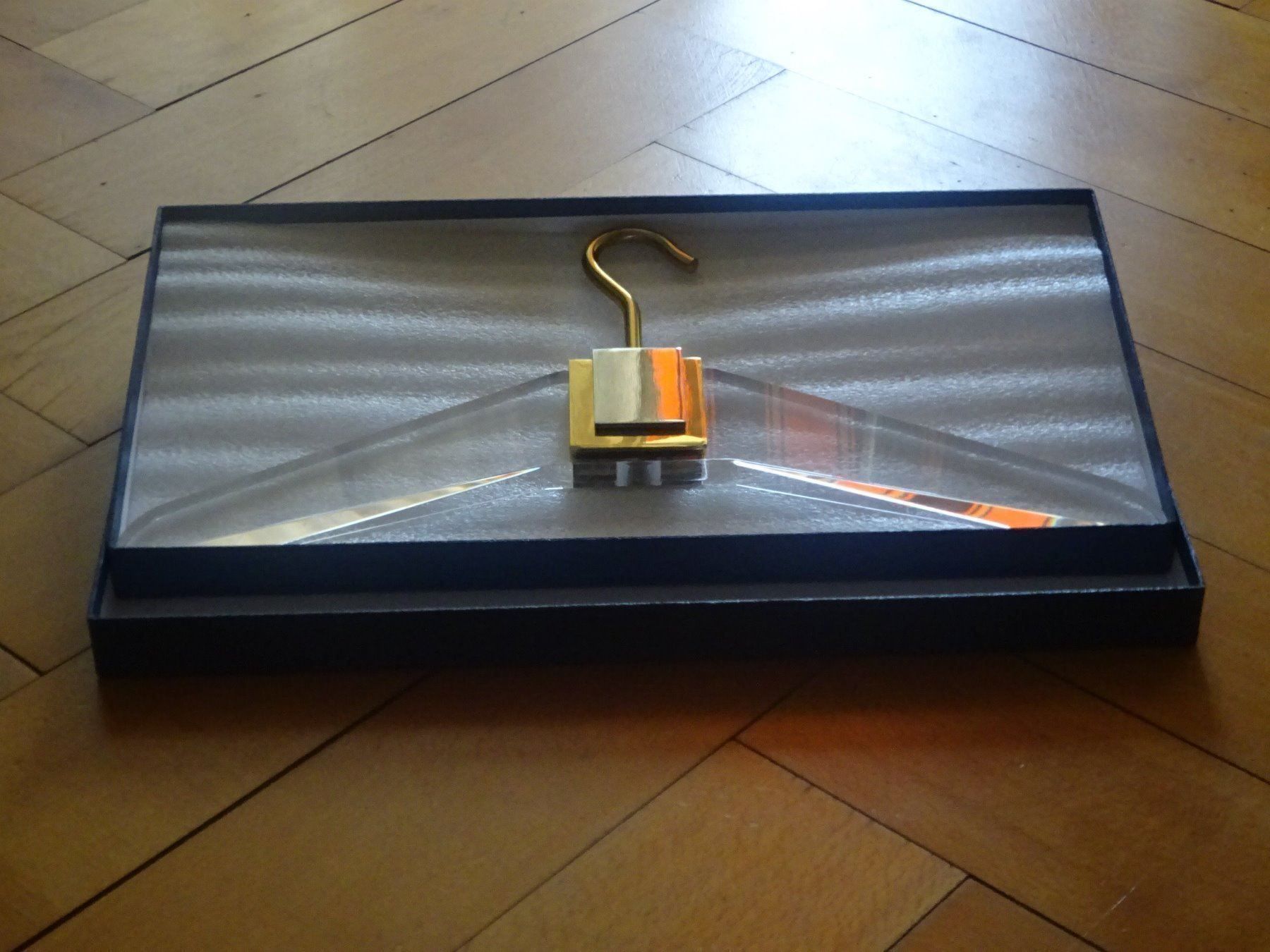 Porte manteau: Acrylglas Kleiderbügel / Designerstück – D'occasion à Esslingen par eintagammeer 1
