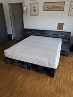 Palettenbett aus grauen Holzpaletten inkl. Matratze