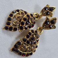 Goldfarbene Ohrstecker mit bordeaux Strass – Neu 563