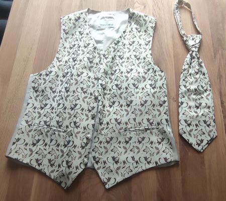 Sehr schönes Gilet mit passender Kravatte von Wilvorst Gr.48