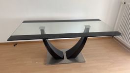 Tavolo moderno in vetro e metallo con base curva, elegante 5