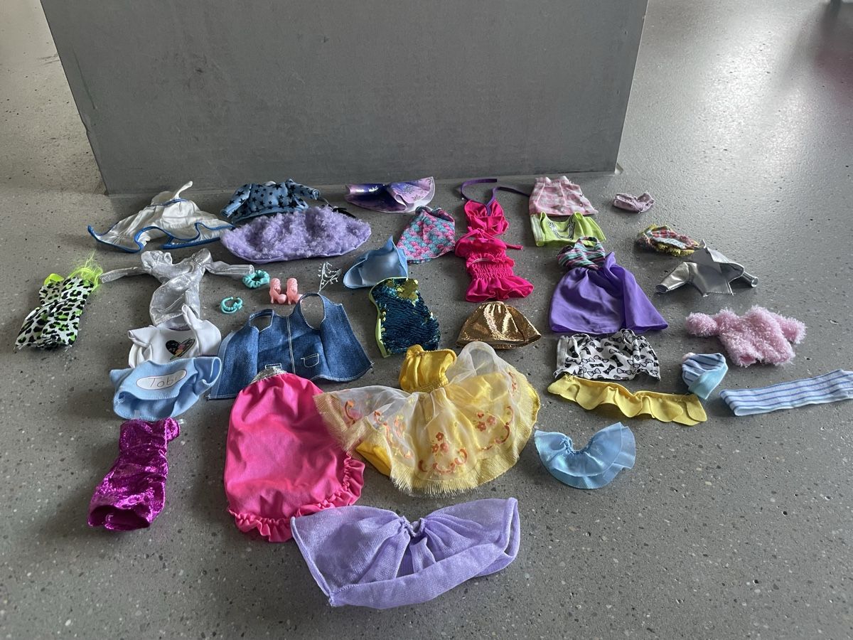 Giocattoli: Barbie Kleider, div. Kleidersets – Usato da Zürich venduto da massi38