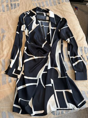 Mango Kleid schwarz weiss gemustert Grösse M kurz