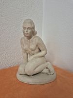 Frauenakt Skulptur aus hellem Ton, unbekannt signiert