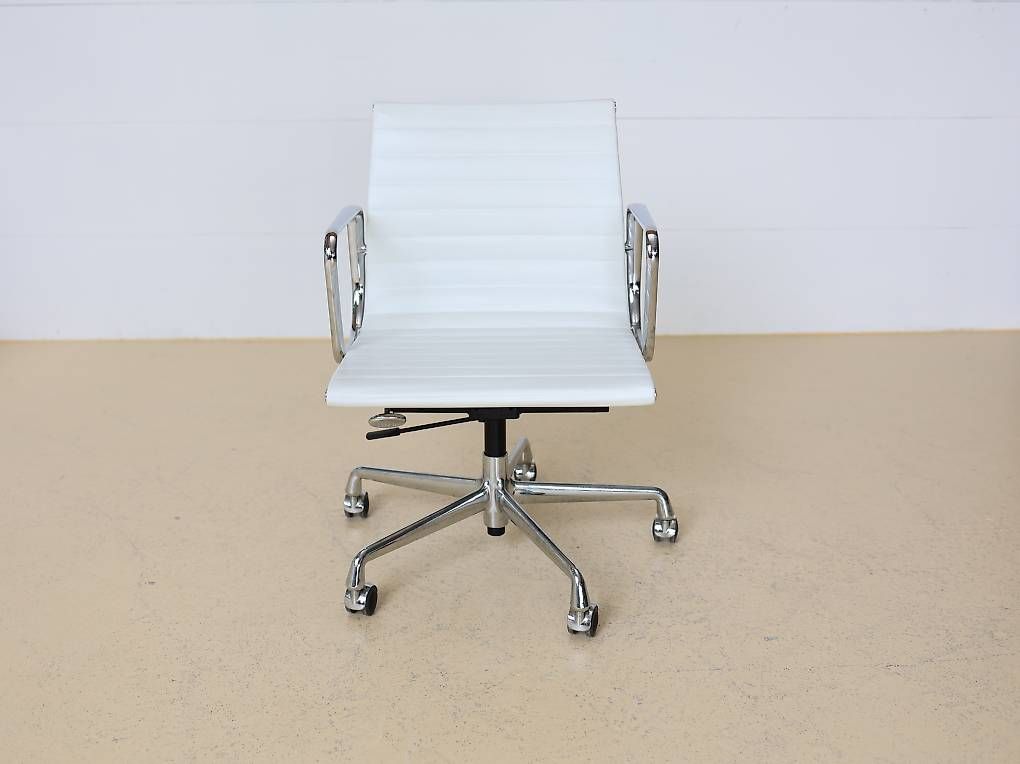 Vitra Sedie: Vitra Eames Bürostuhl EA 117 - Weiss Leder – Usato da Meinisberg venduto da atelier_TILIJA 1