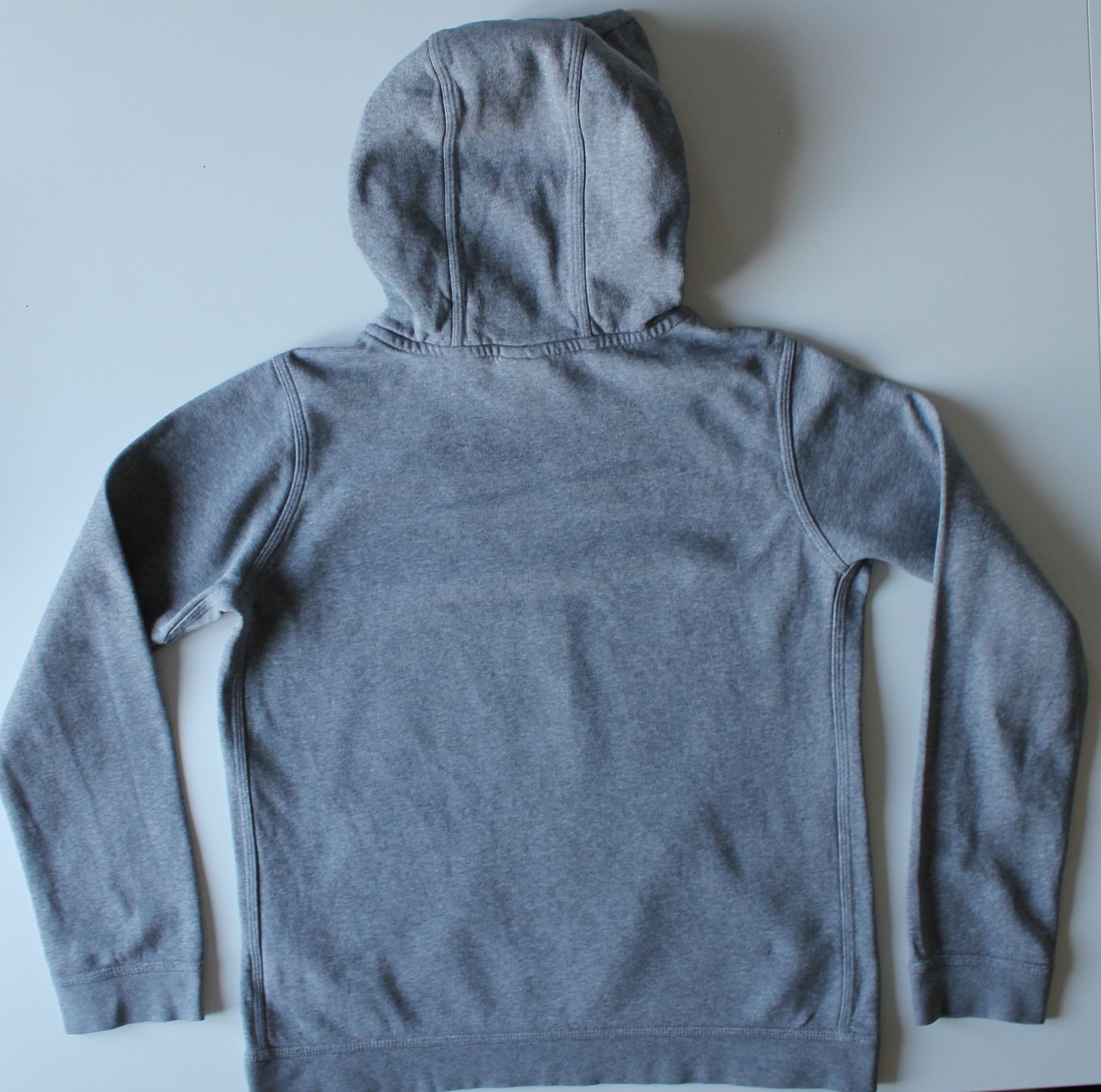Nike Maglioni & Felpe: Sweat à capuche Nike gris t. 158-170 – Usato da Peseux venduto da Gilloss 3