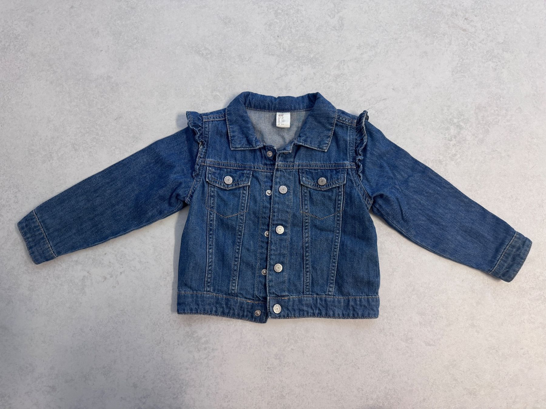 H&M Giacche & Cappotti: Jeansjacke Mädchen Gr. 104 mit Volants – Nuovo e nell'imballaggio originale da Bonaduz venduto da lut_6rts