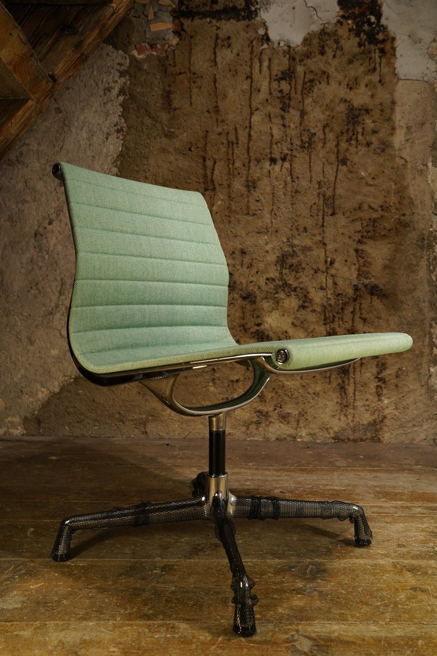 Vitra Sedie: Neu - VITRA - EA105 - Charles & Ray Eames - Aluminium Chair – Nuovo e nell'imballaggio originale da Biel/Bienne venduto da 33drei 2