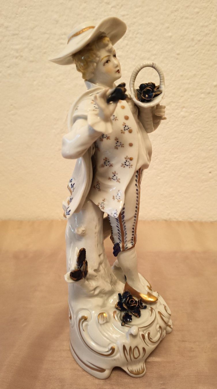 Figuren: Porzellan Sitzendorf "Junge mit Blumen" – Gebraucht aus Schwerzenbach von oldthings79 2