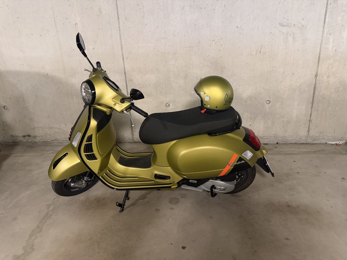 Piaggio Strasse: Vespa GTS 125 Roller mit Helm 2025 – Gebraucht aus Strengelbach von RaenAntikDesign