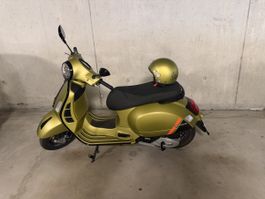 Vespa GTS 125 Roller mit Helm 2025