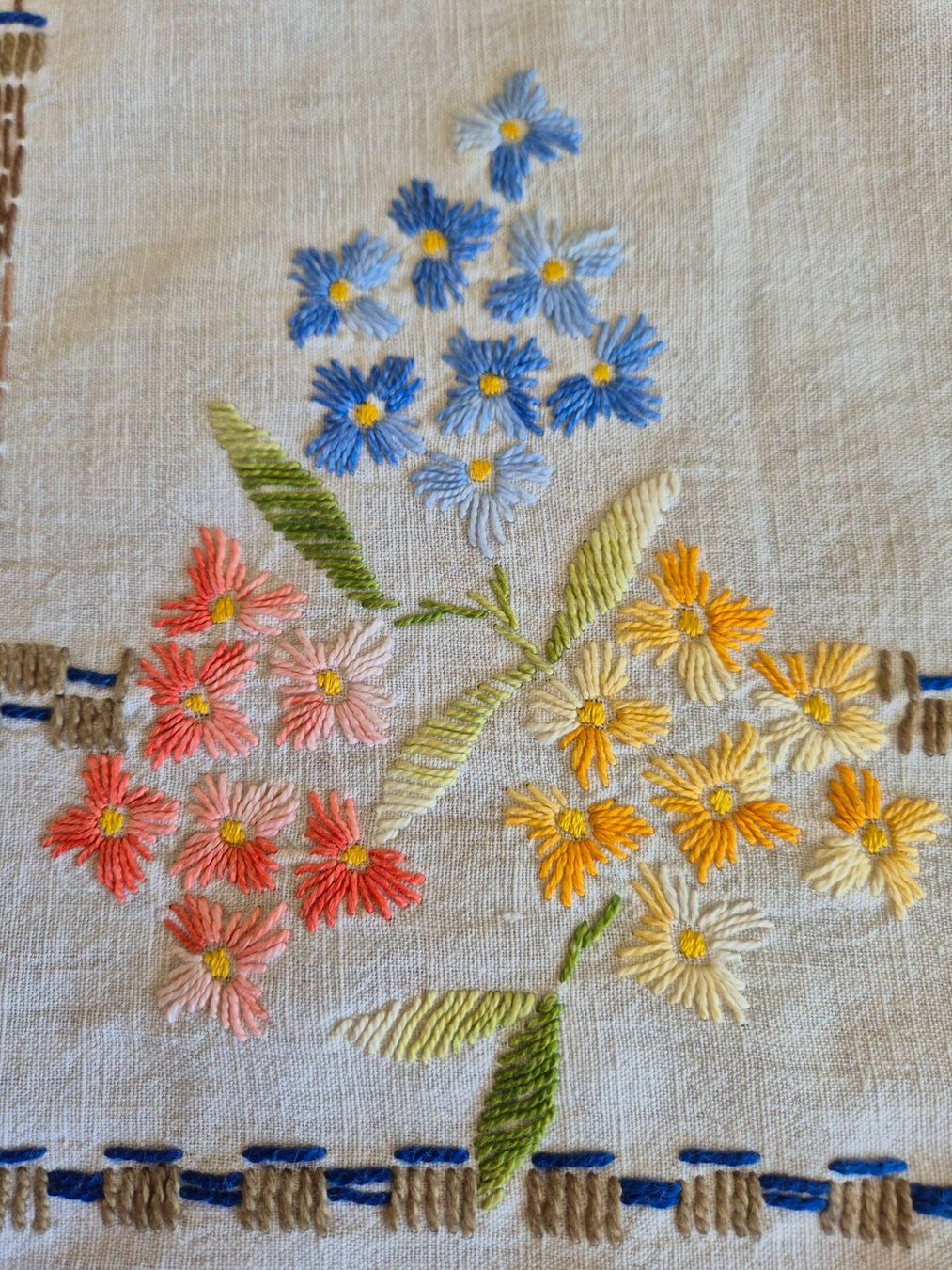 Altra biancheria da tavola: Leinen Tischdecke handbestickt mit Blumenmuster – Usato da Bern venduto da aronari 4
