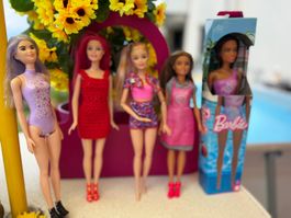 5 Barbie (1 ist Neu) + 4 gratis defekt