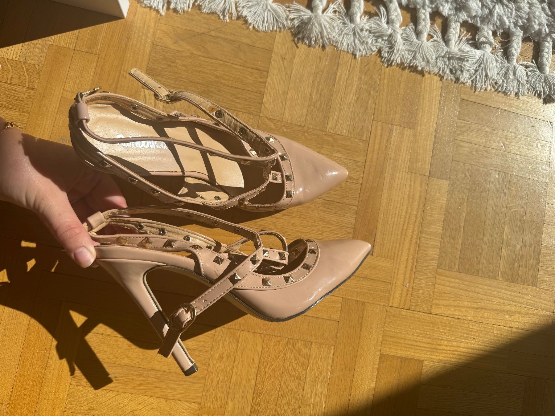 Scarpe da donna: Talons beiges cloutés – Usato da Montreux venduto da Izapechee 3