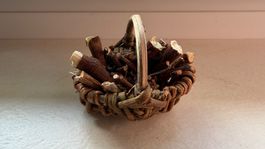 Holzkorb mit Holz, für die grössere Puppenstube oder Puppe